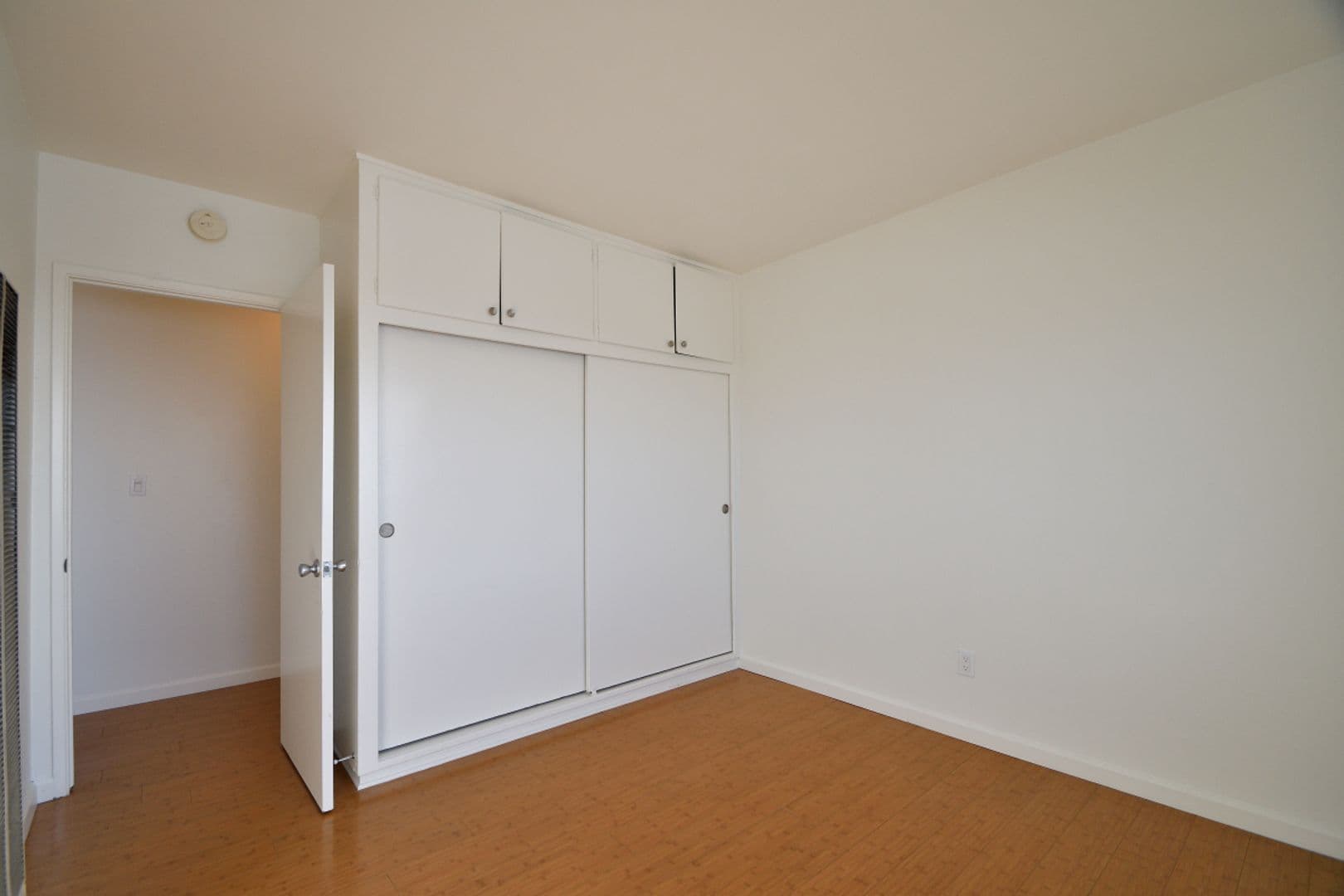 Hermosa Beach Apartment: 950 1st St