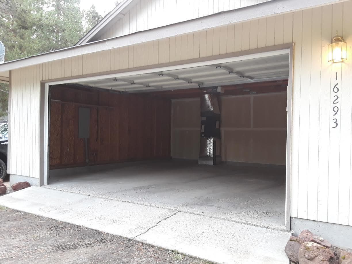 LaPine House: 16293 Lava Drive