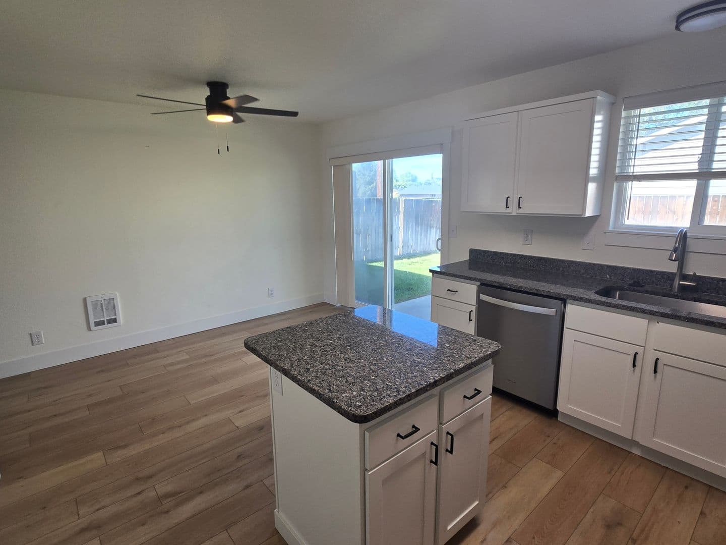 Redmond House: 1715 Sw Metolious Ave