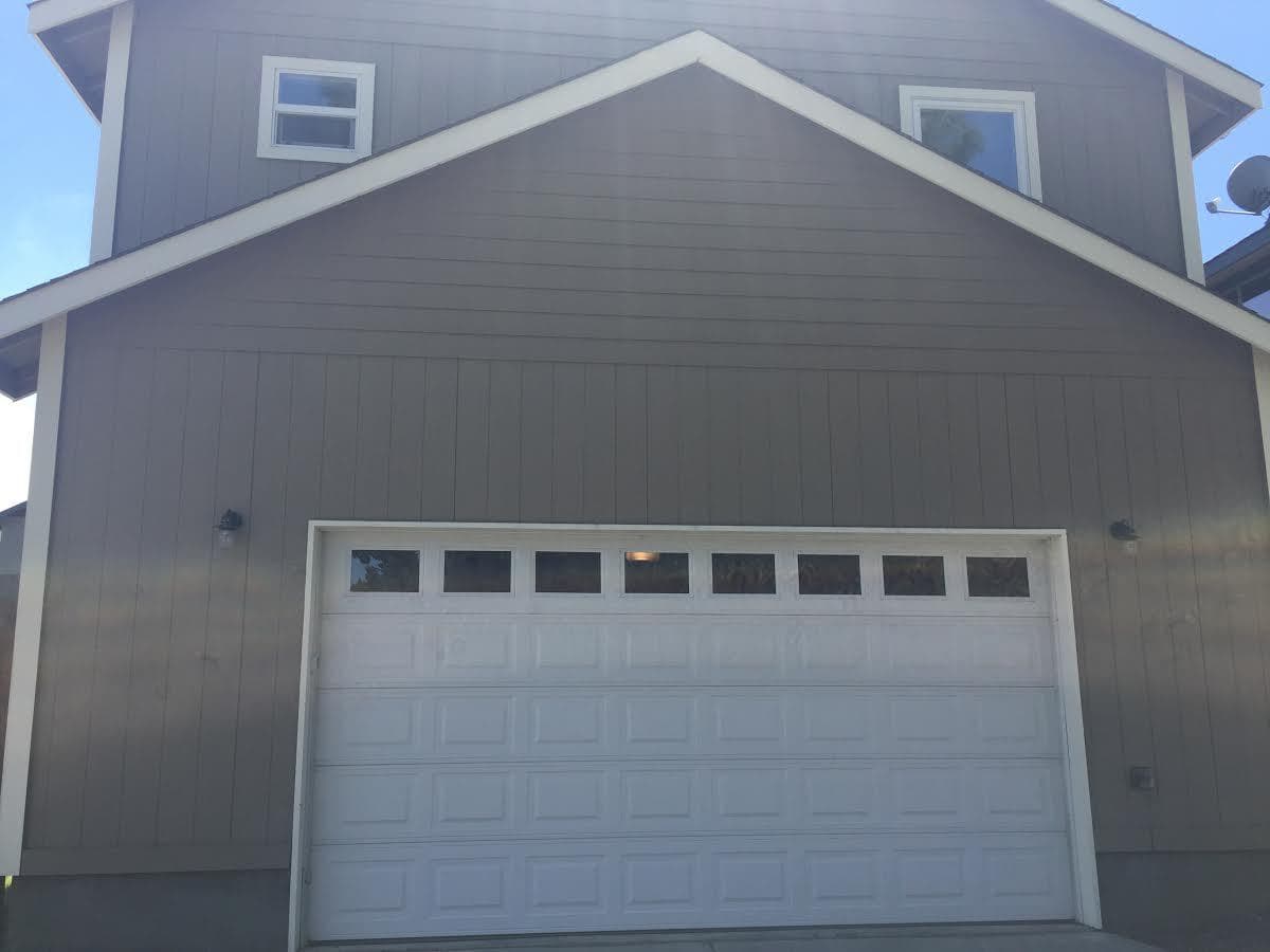 Bend House: 20166 Merriewood Lane