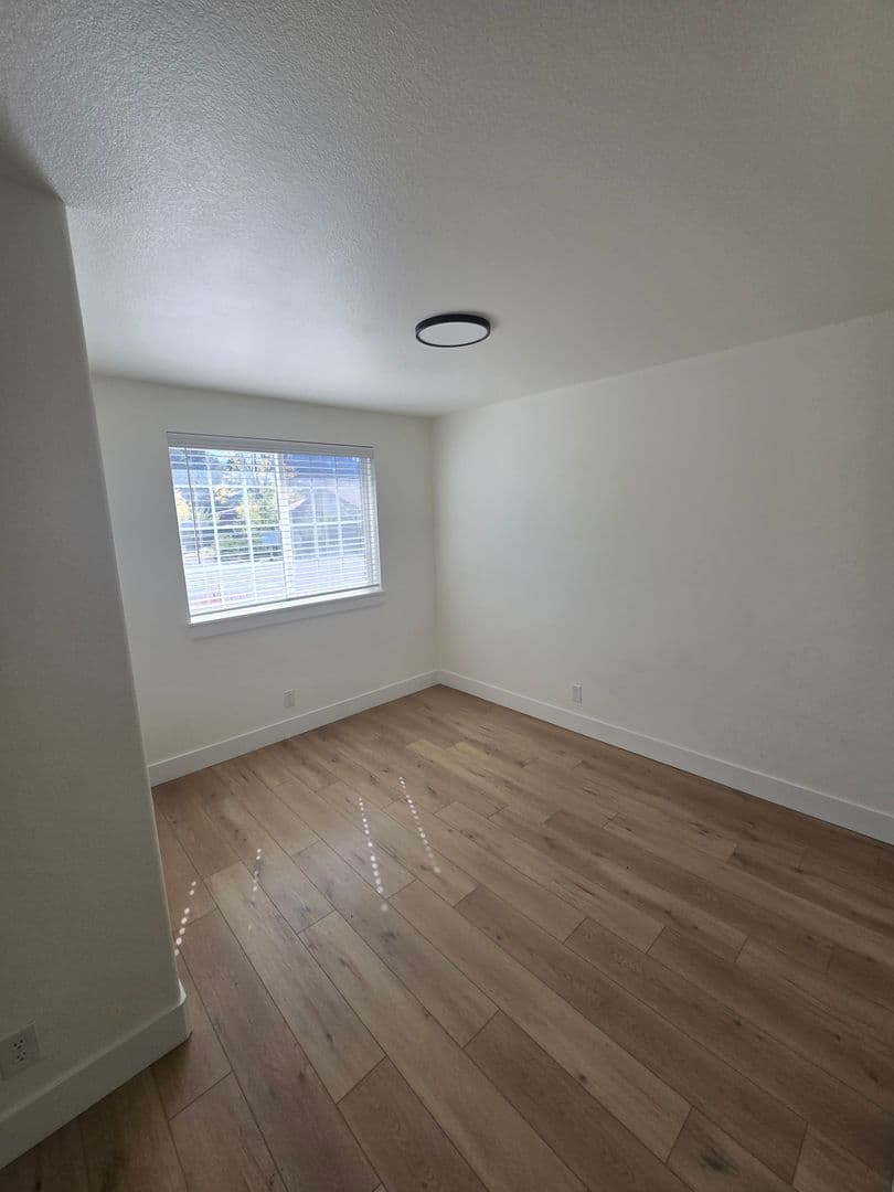 Redmond House: 1715 Sw Metolious Ave