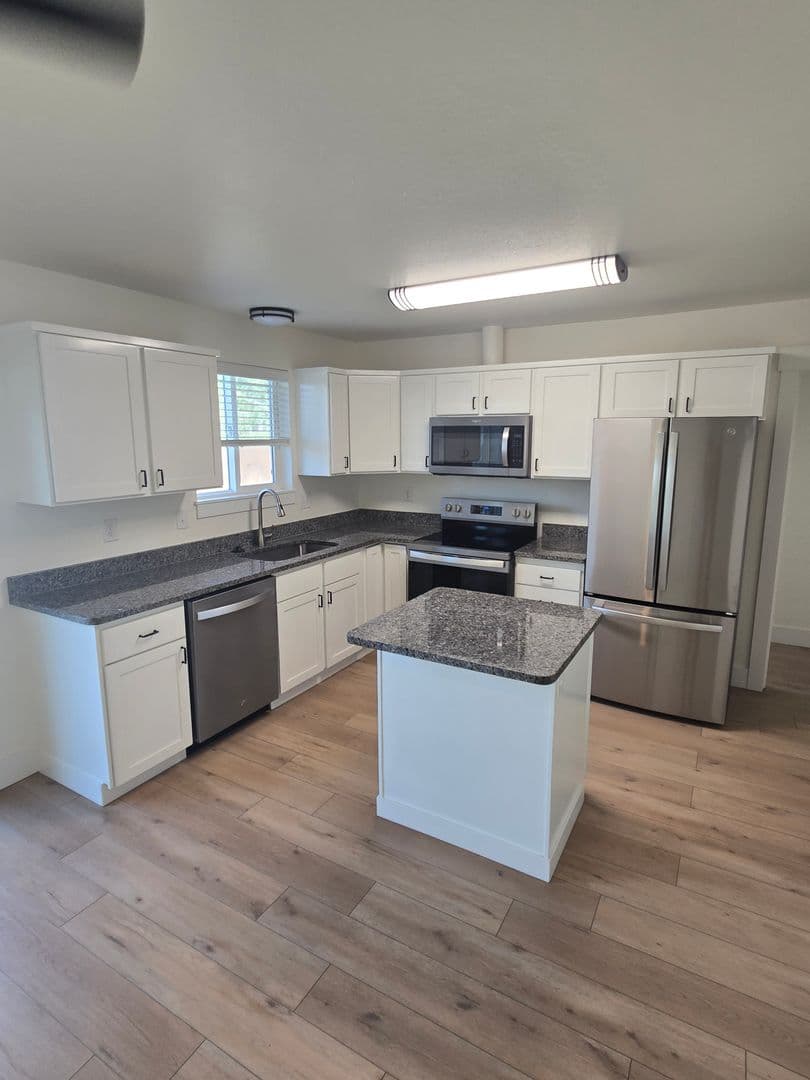 Redmond House: 1715 Sw Metolious Ave