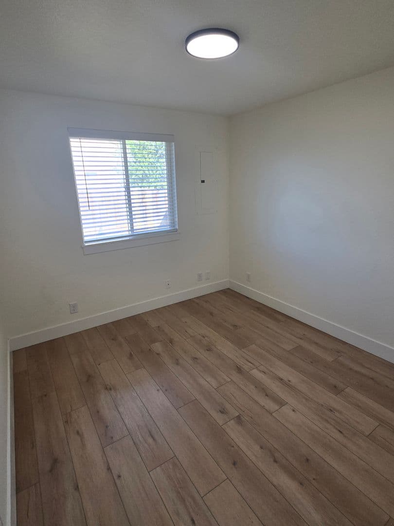 Redmond House: 1715 Sw Metolious Ave