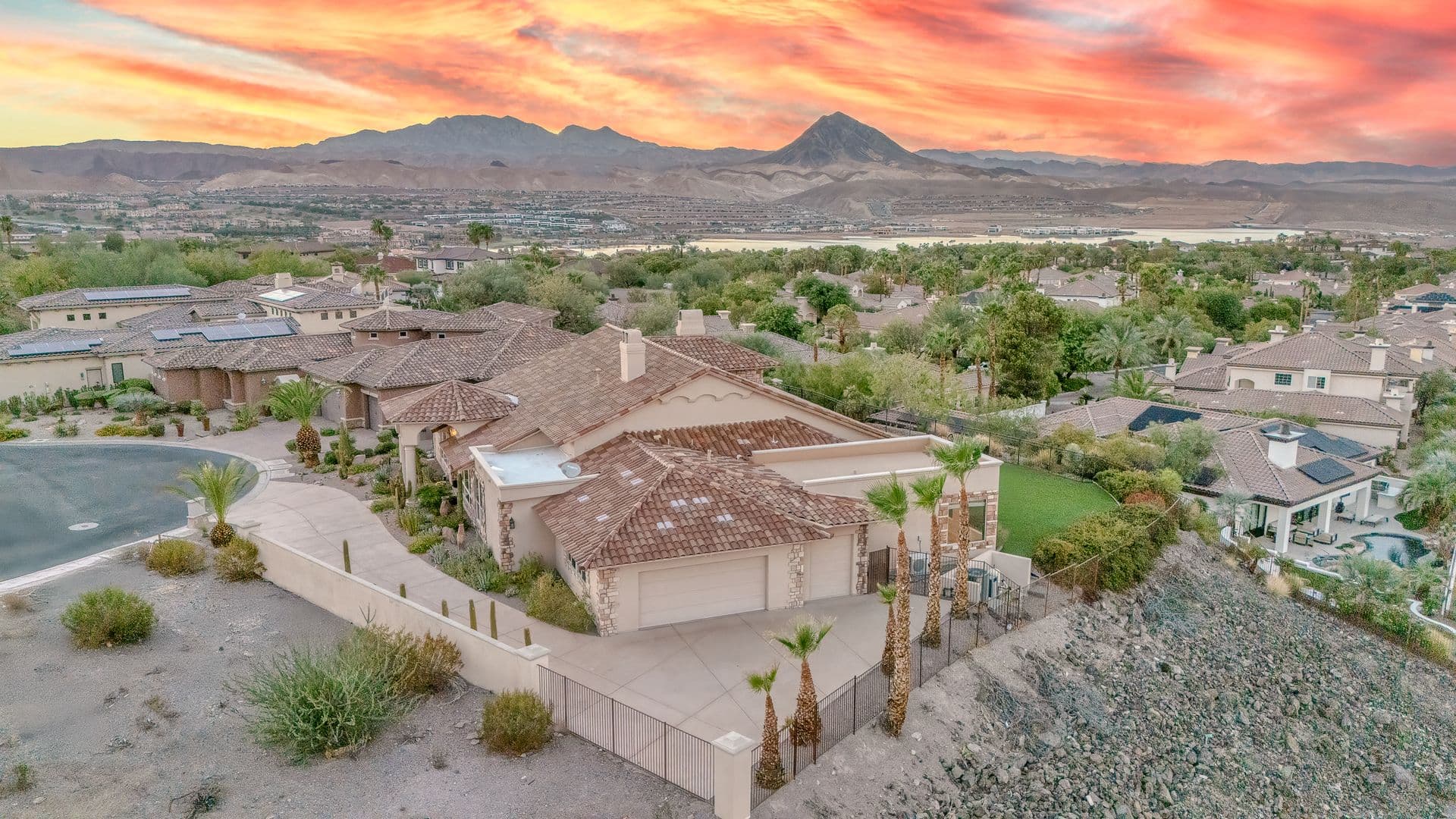 Henderson House: 2 Camino La Venta Ct