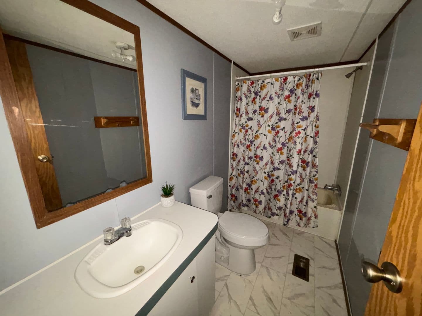 Kinston House: 221 Farmingwood Drive
