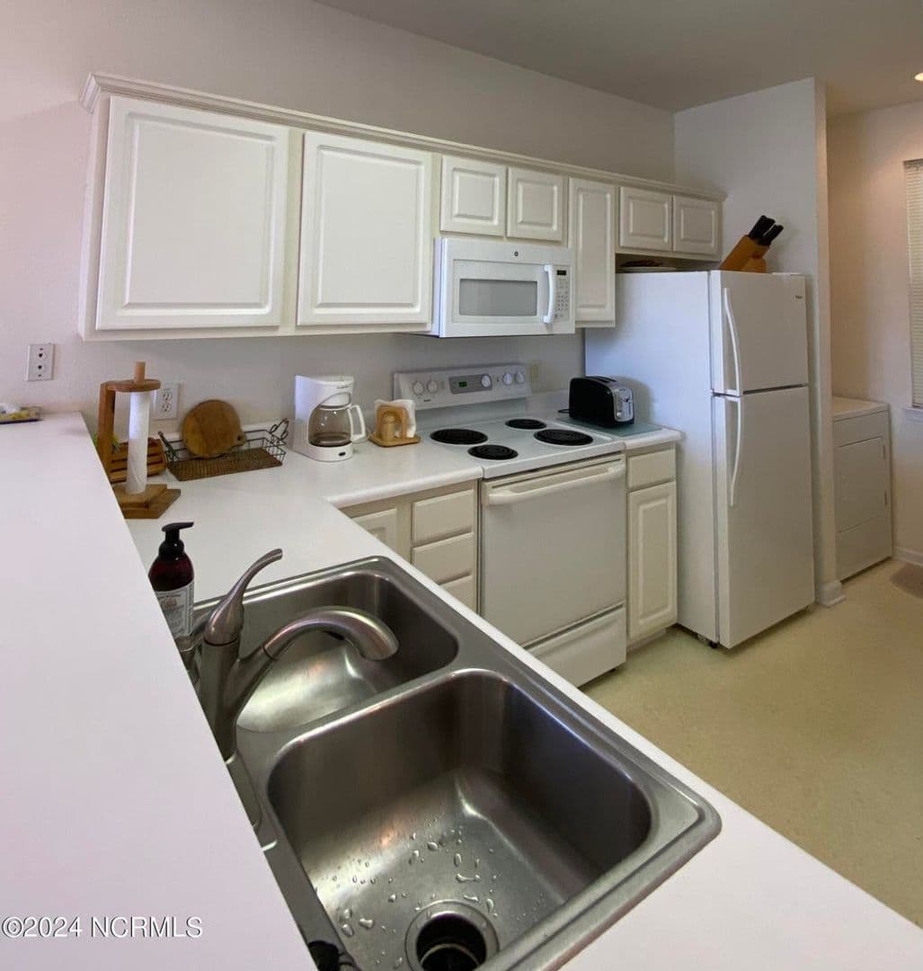 Sunset Beach House: 881 Great Egret Circle SW #59D