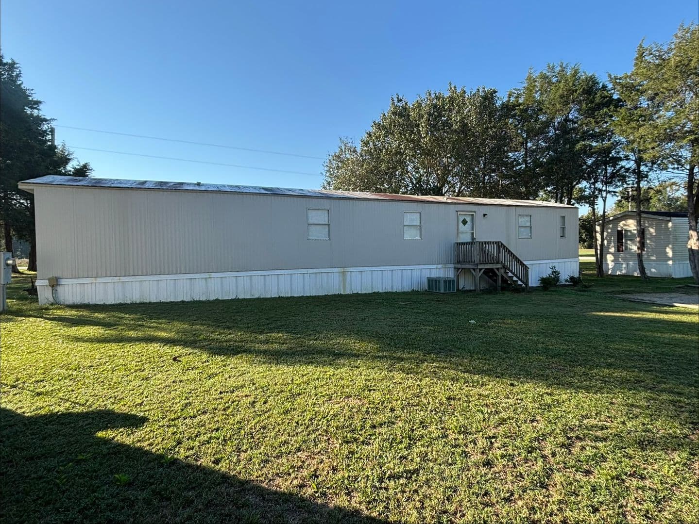 Kinston House: 221 Farmingwood Drive
