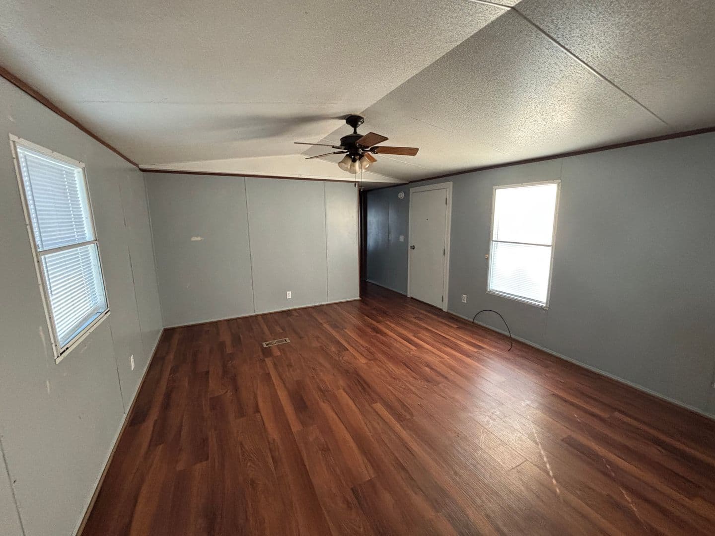 Kinston House: 221 Farmingwood Drive