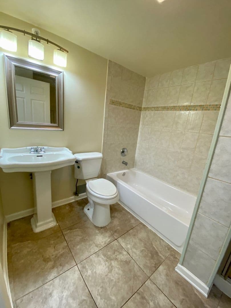 Glen Burnie House: 518 West Court
