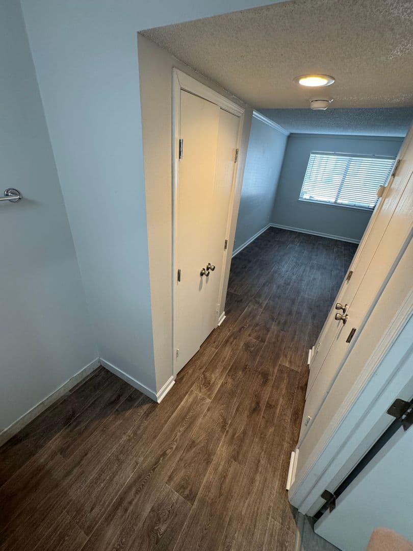 Clive Apartment: 11428 Forest Ave