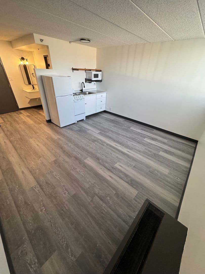 Clive Apartment: 11428 Forest Ave