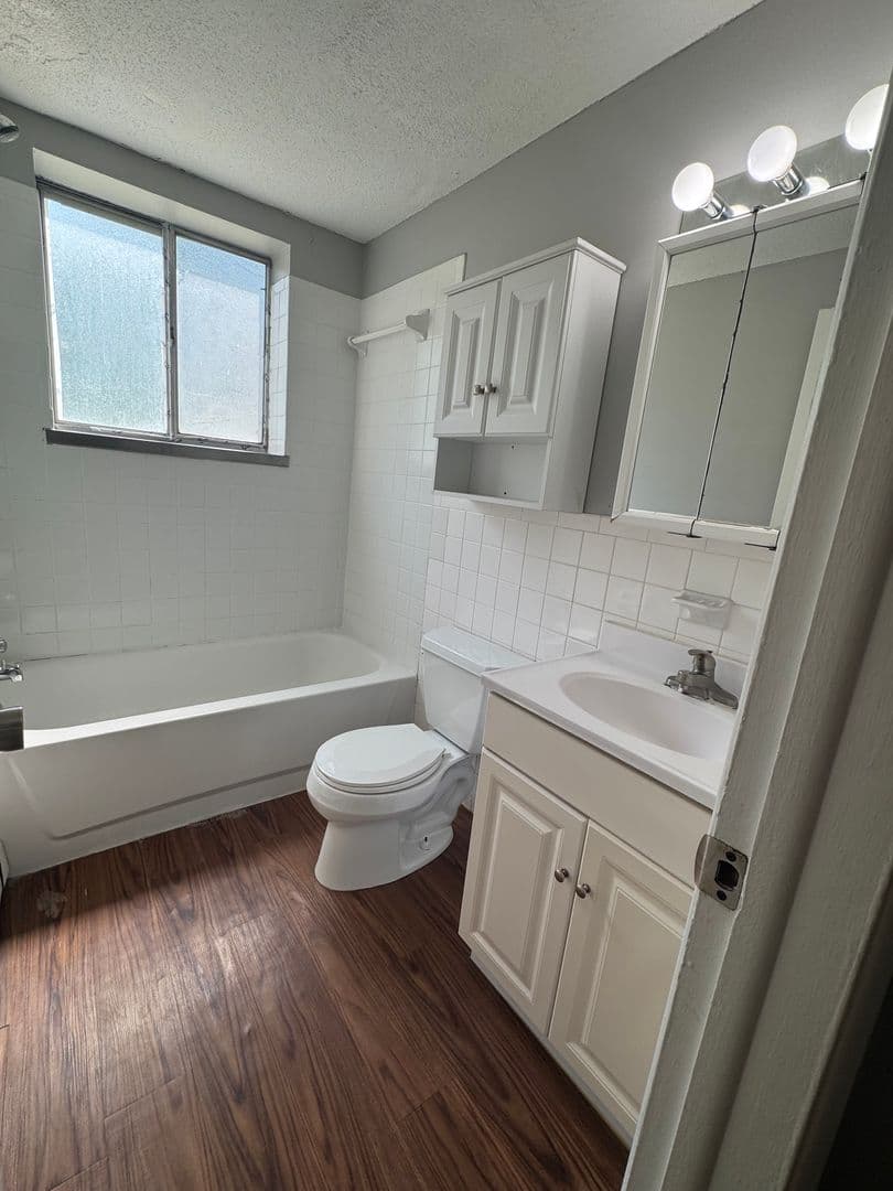 Urbandale Apartment: 7715 Hickman Road