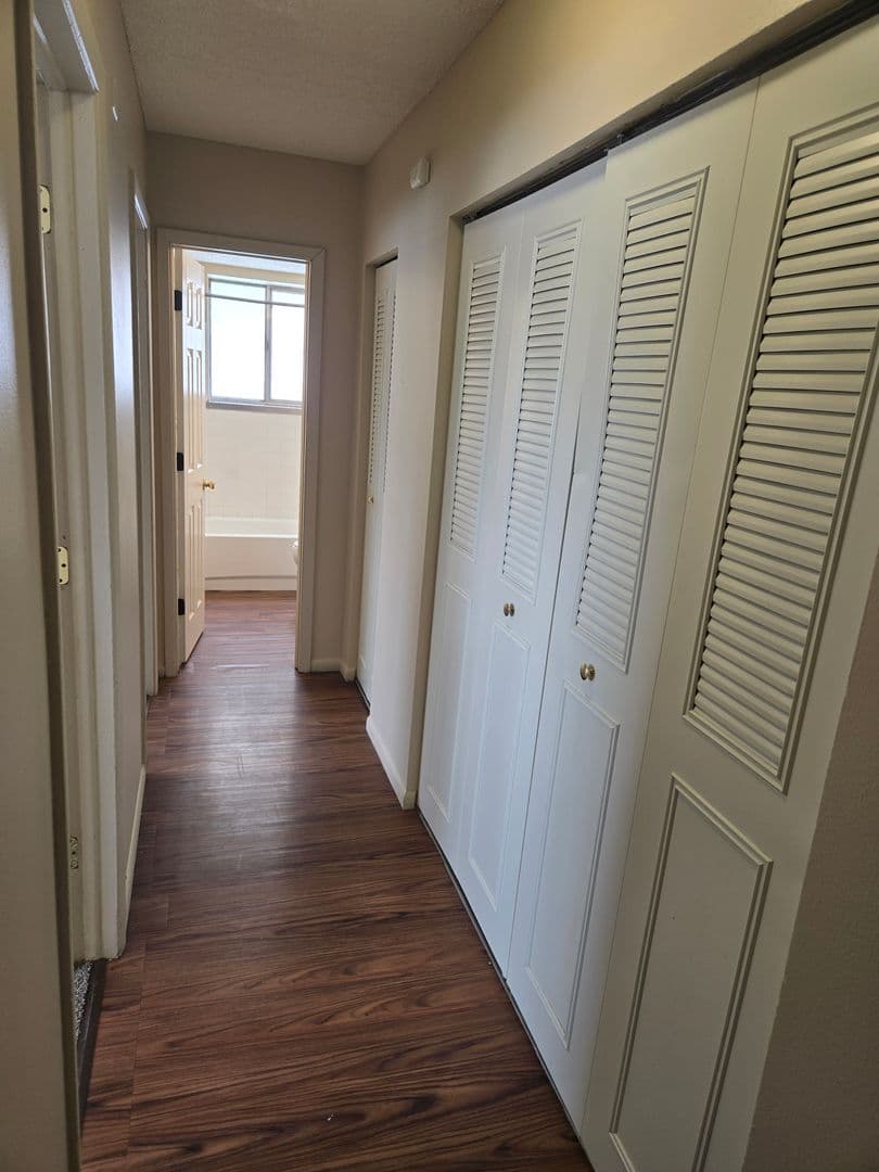 Urbandale Apartment: 7715 Hickman Road