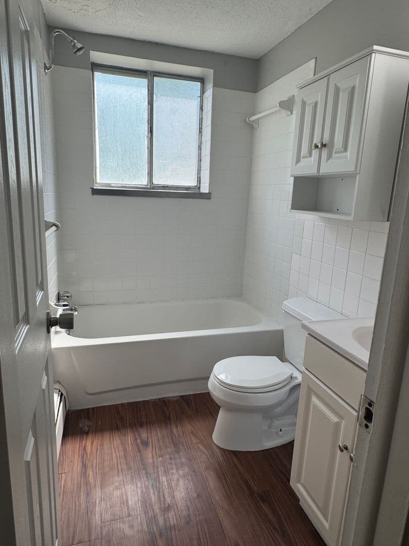Urbandale Apartment: 7715 Hickman Road