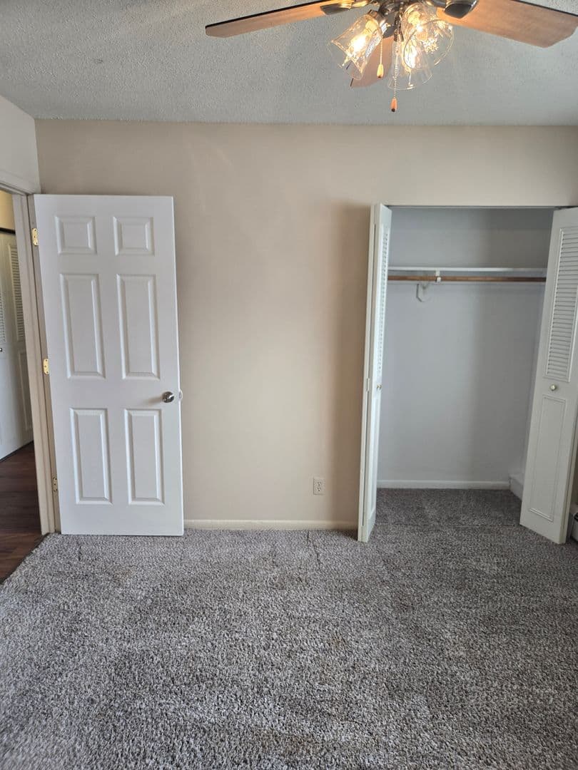 Urbandale Apartment: 7715 Hickman Road