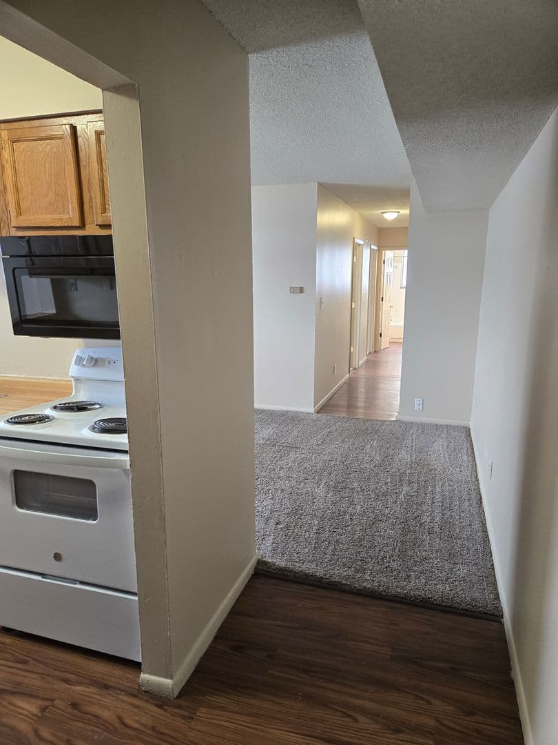 Urbandale Apartment: 7715 Hickman Road