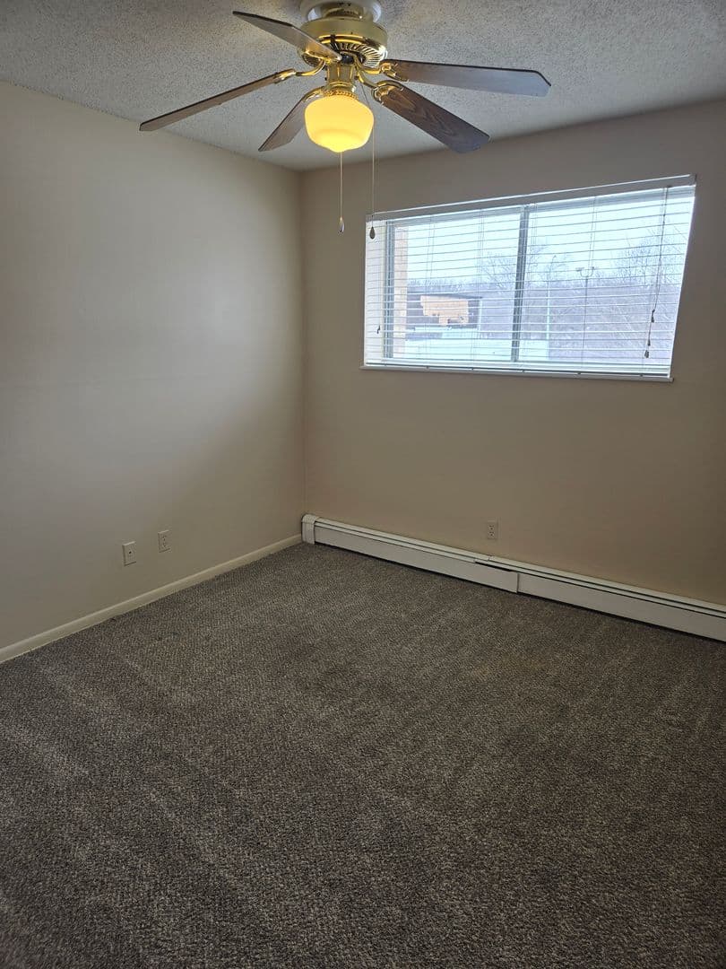 Urbandale Apartment: 7715 Hickman Road