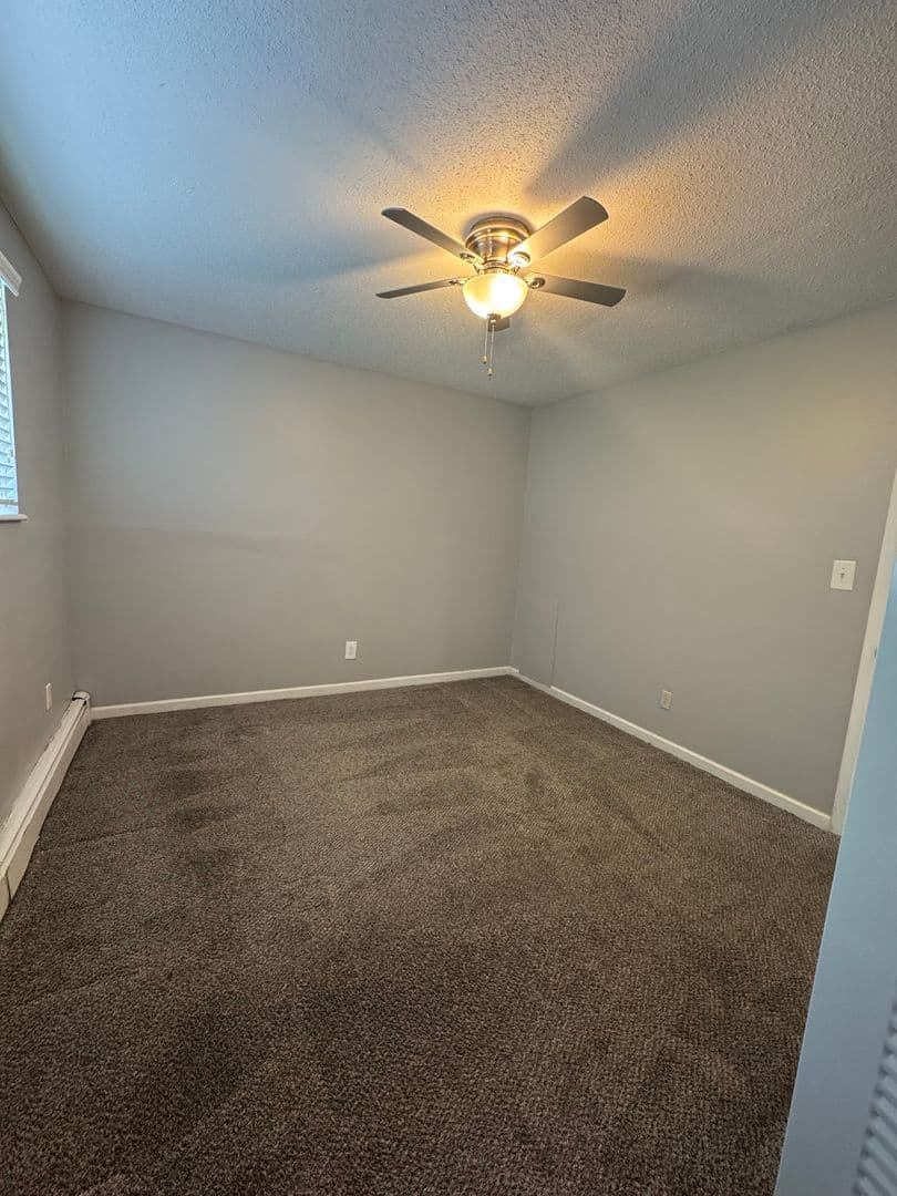 Urbandale Apartment: 7715 Hickman Road