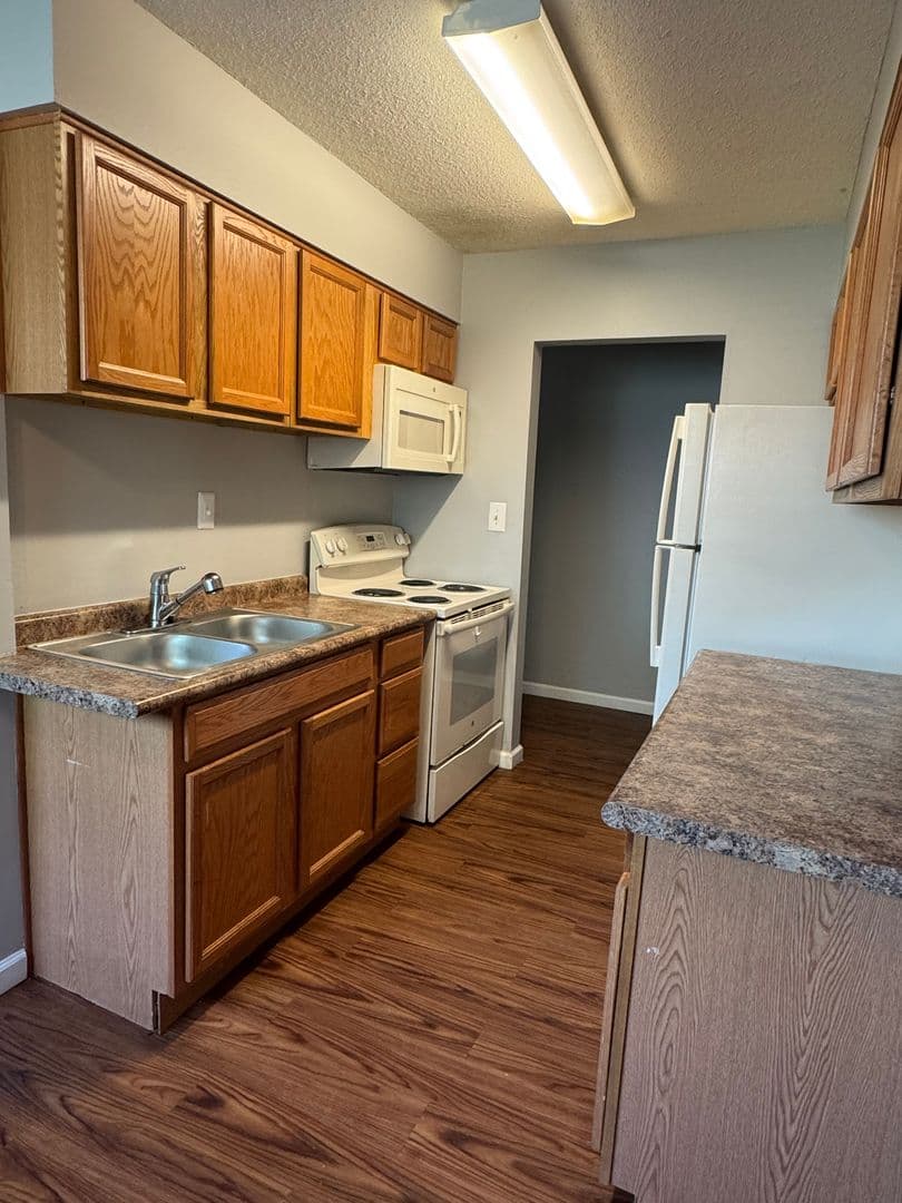 Urbandale Apartment: 7715 Hickman Road