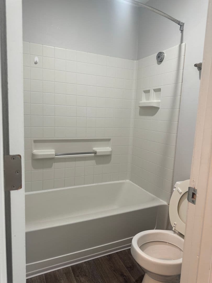 Clive Apartment: 11428 Forest Ave