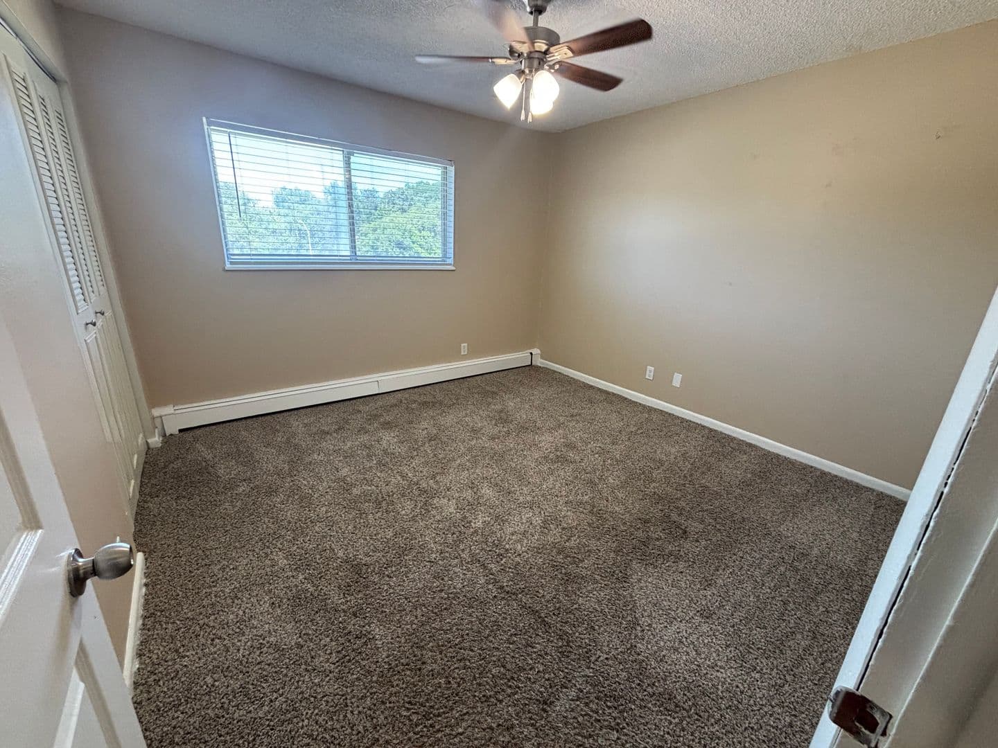 Urbandale Apartment: 7715 Hickman Road
