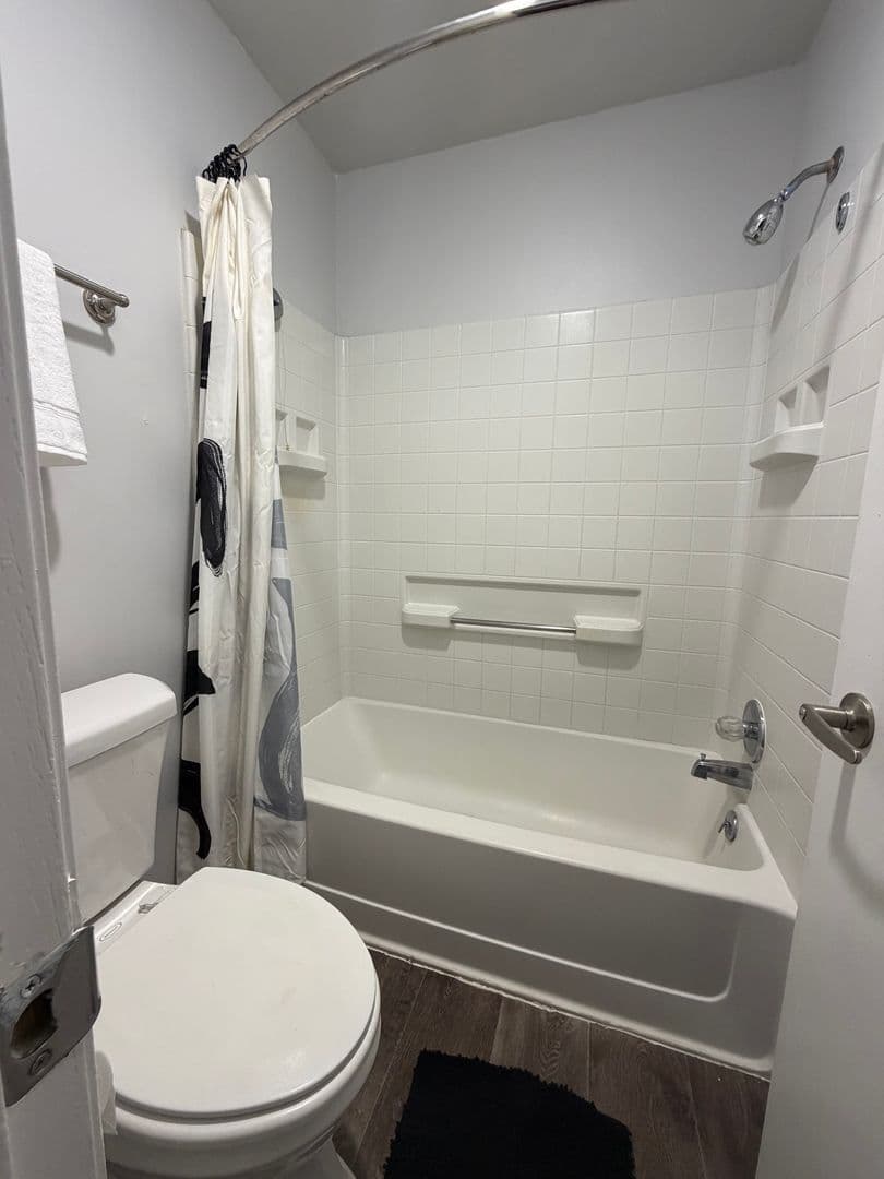 Clive Apartment: 11428 Forest Ave
