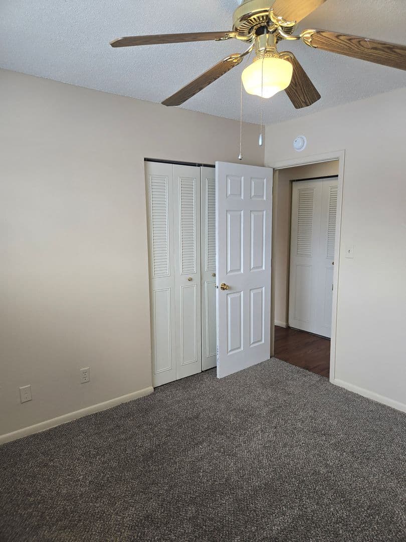 Urbandale Apartment: 7715 Hickman Road