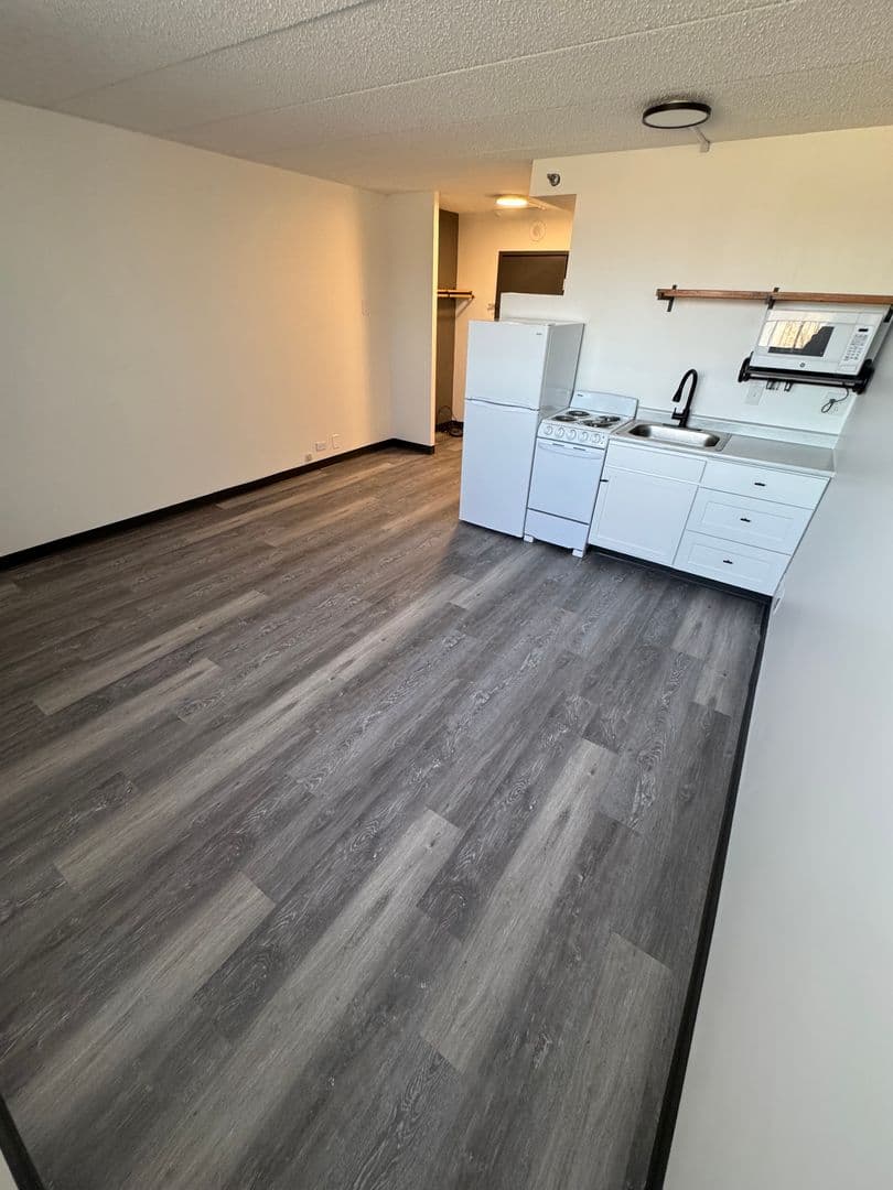 Clive Apartment: 11428 Forest Ave