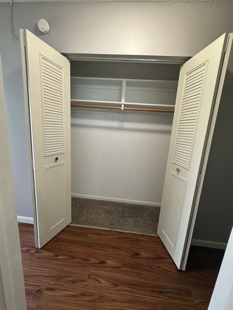Urbandale Apartment: 7715 Hickman Road