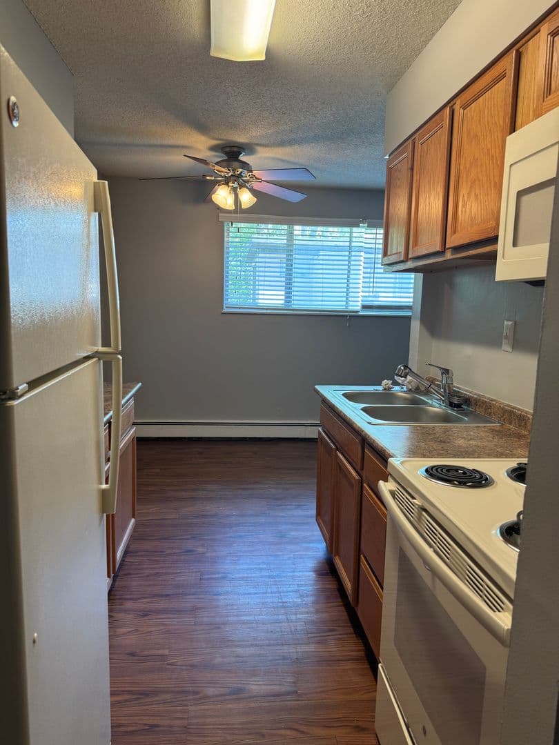 Urbandale Apartment: 7715 Hickman Road