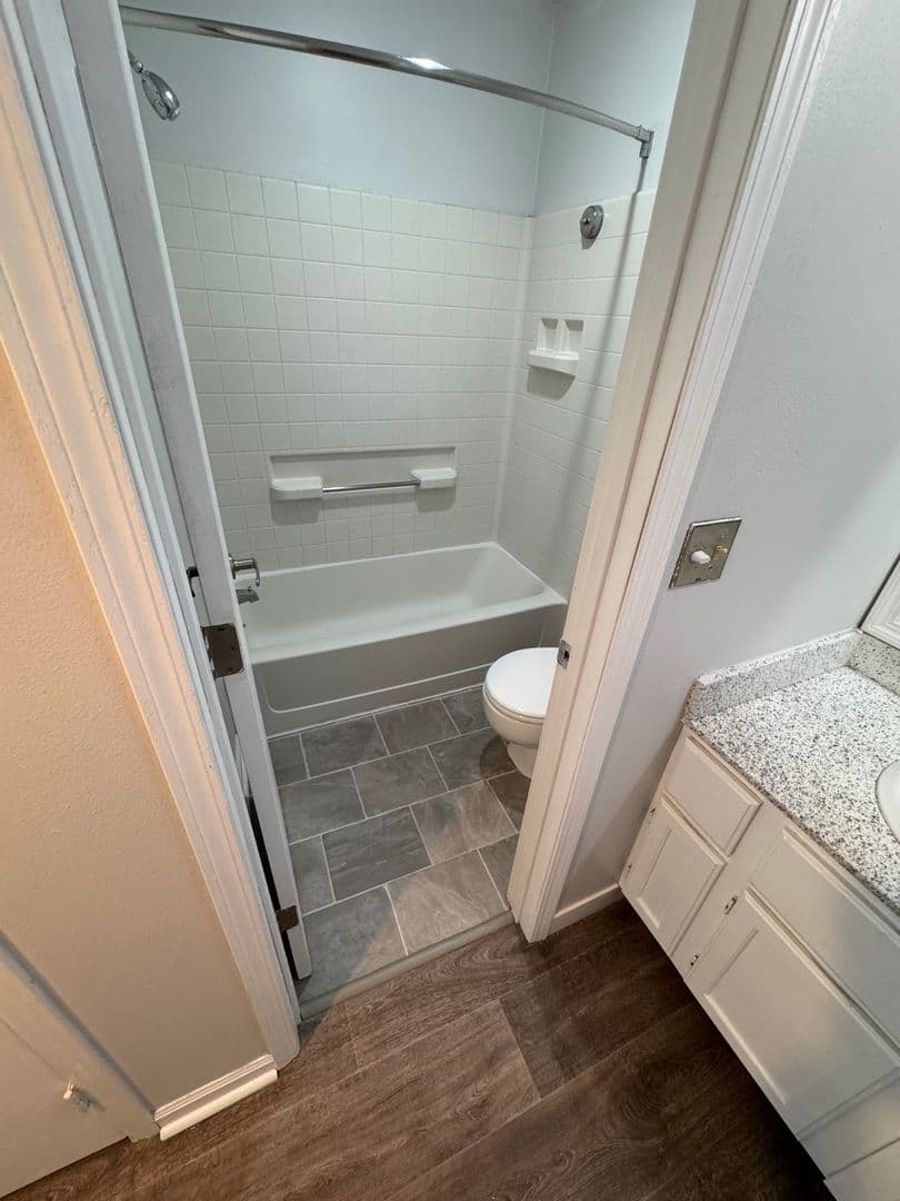 Clive Apartment: 11428 Forest Ave