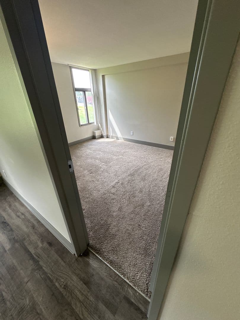 Des Moines Apartment: 2270 Bell Ave