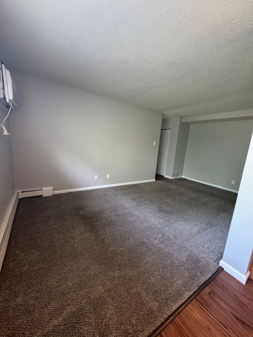 Urbandale Apartment: 7715 Hickman Road