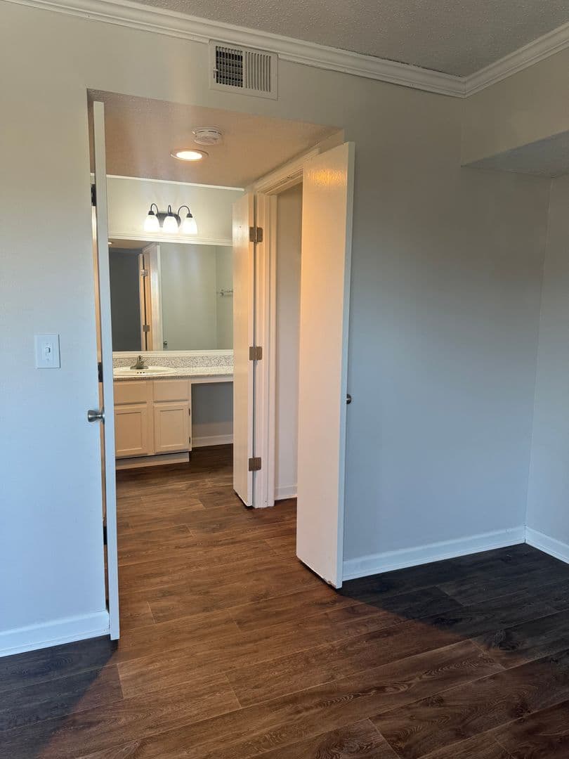 Clive Apartment: 11428 Forest Ave