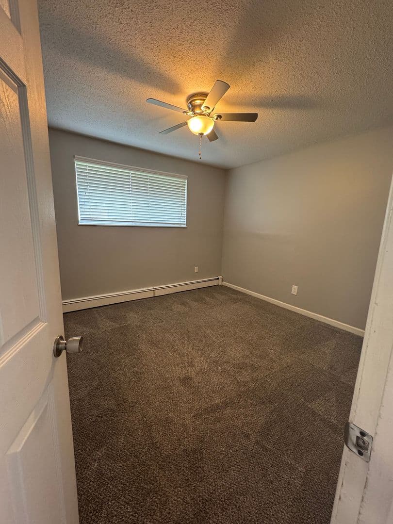 Urbandale Apartment: 7715 Hickman Road