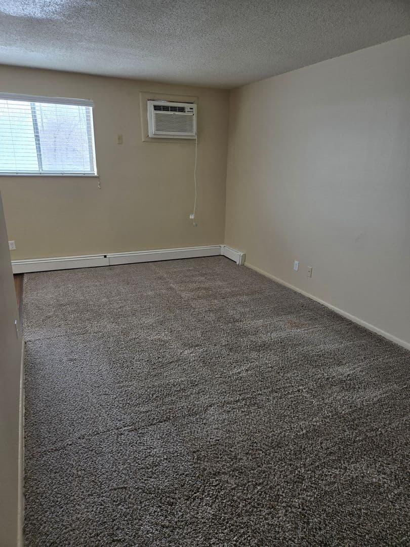 Urbandale Apartment: 7715 Hickman Road