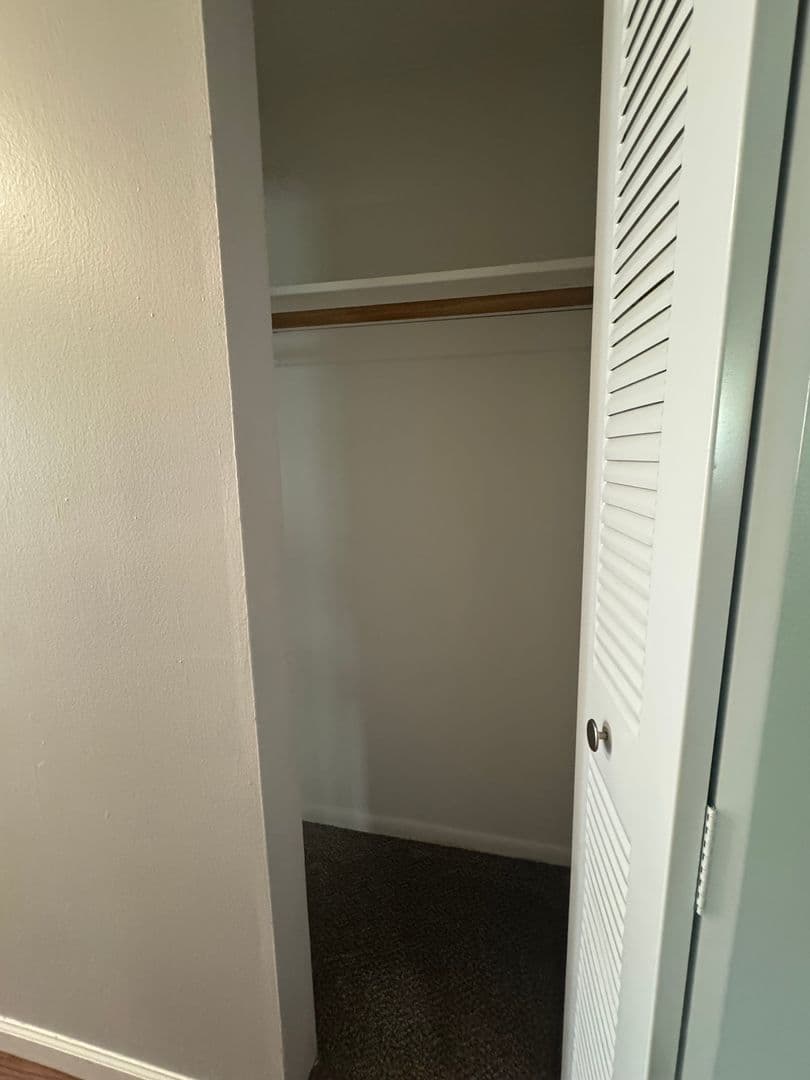 Urbandale Apartment: 7715 Hickman Road