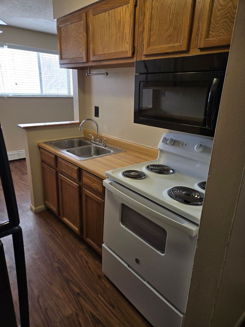 Urbandale Apartment: 7715 Hickman Road