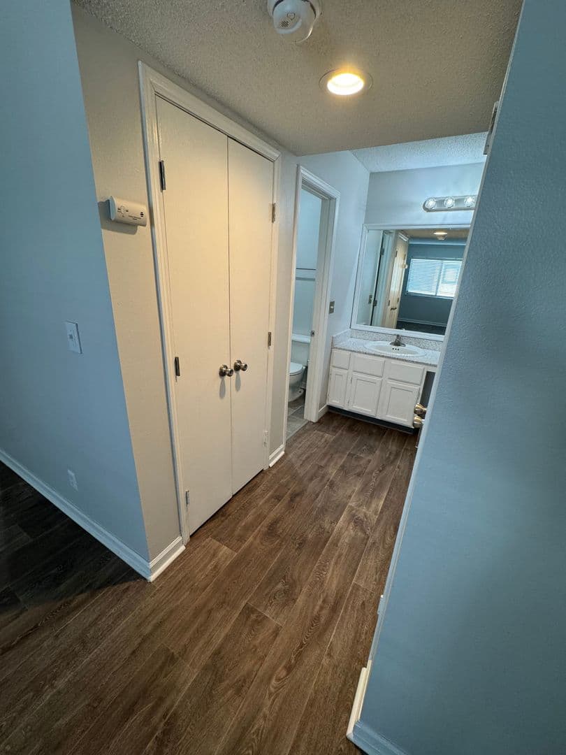 Clive Apartment: 11428 Forest Ave