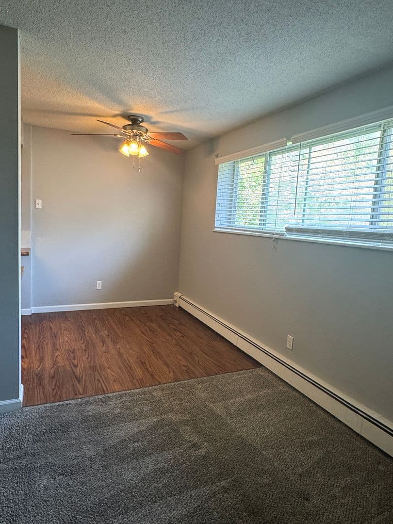 Urbandale Apartment: 7715 Hickman Road