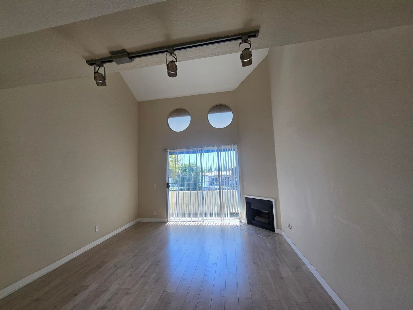 Winnetka Apartment: 19951 Roscoe Blvd.
