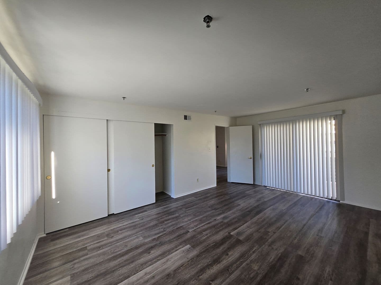 Montrose Apartment: 2474-2492 Montrose Avenue