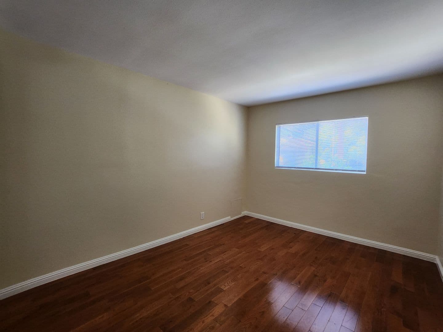 Los Angeles Apartment: 654 N. Commonwealth