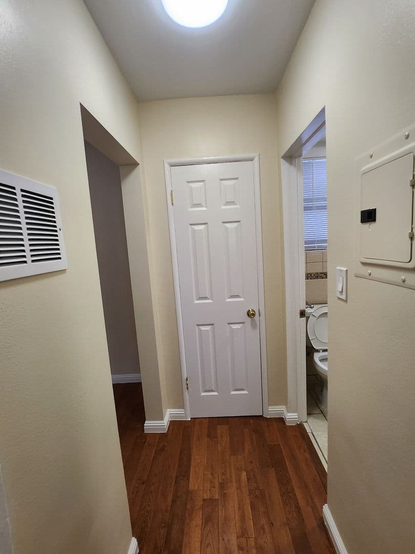 Los Angeles Apartment: 654 N. Commonwealth