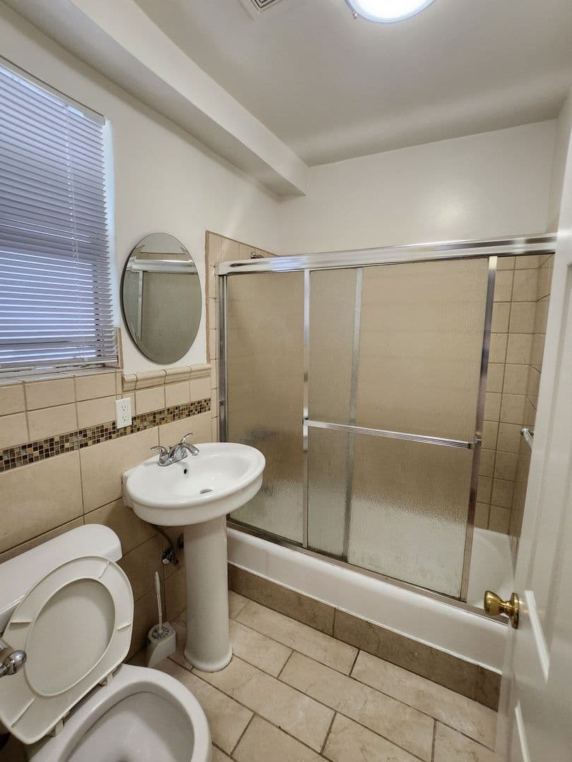 Los Angeles Apartment: 654 N. Commonwealth