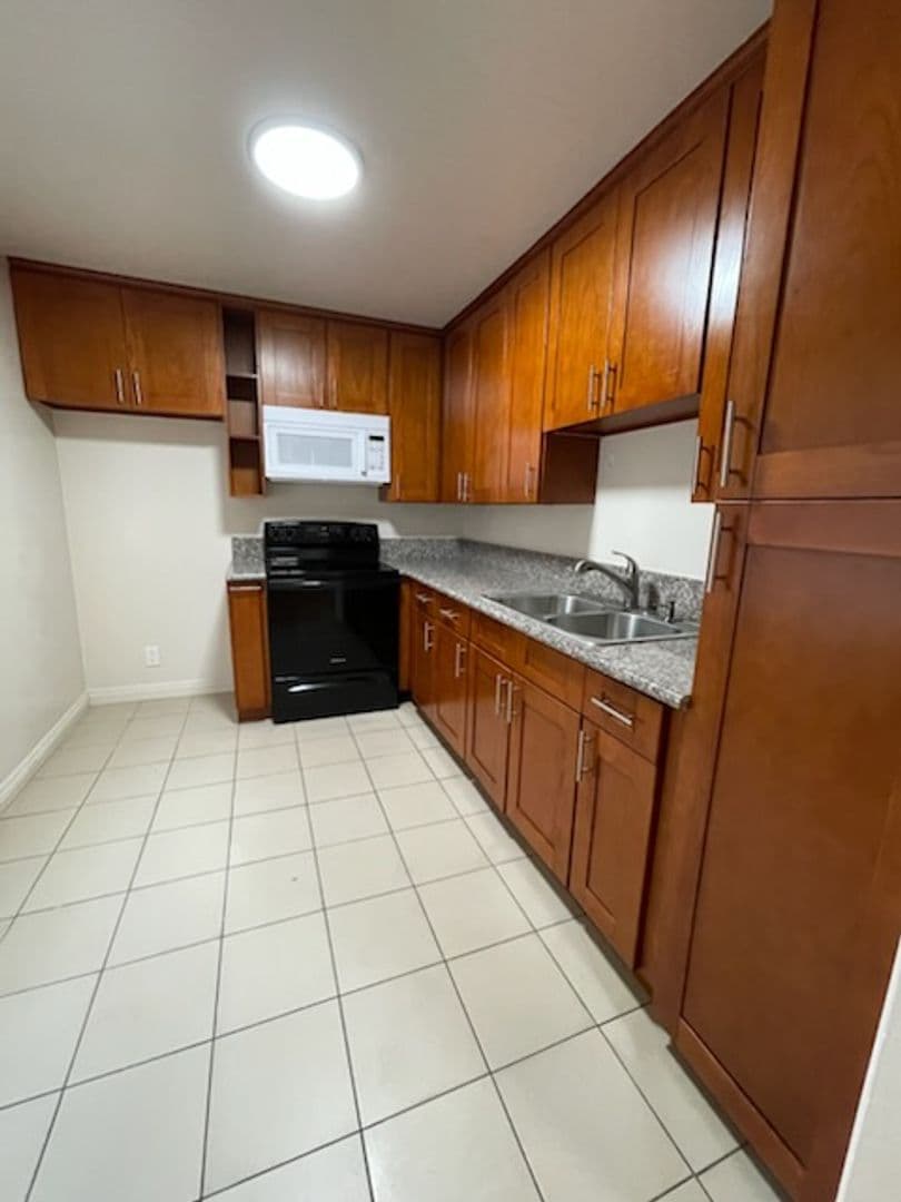 Reseda Apartment: 7261 Amigo Ave.