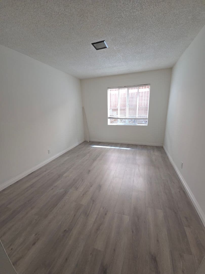 Glendale Apartment: 1853-1853 1/2 Alpha Road