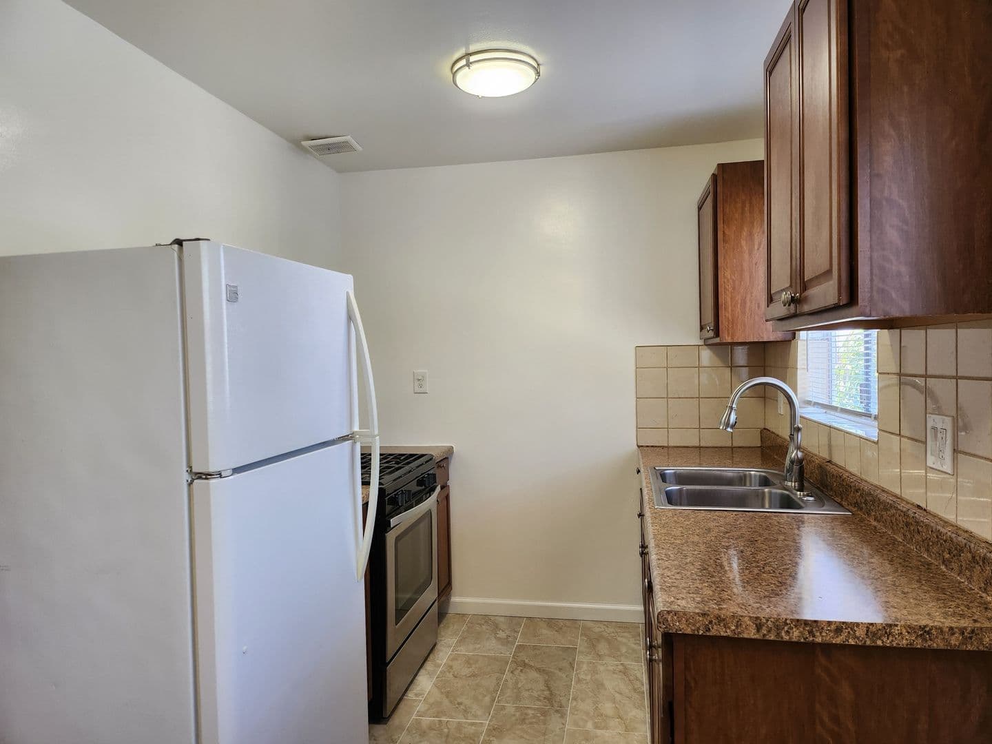 Los Angeles Apartment: 654 N. Commonwealth