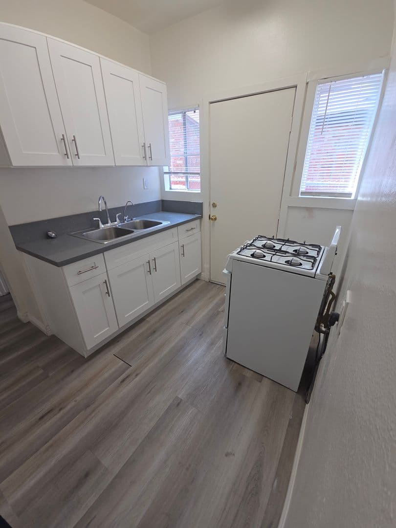 Glendale Apartment: 828 S. Glendale Avenue