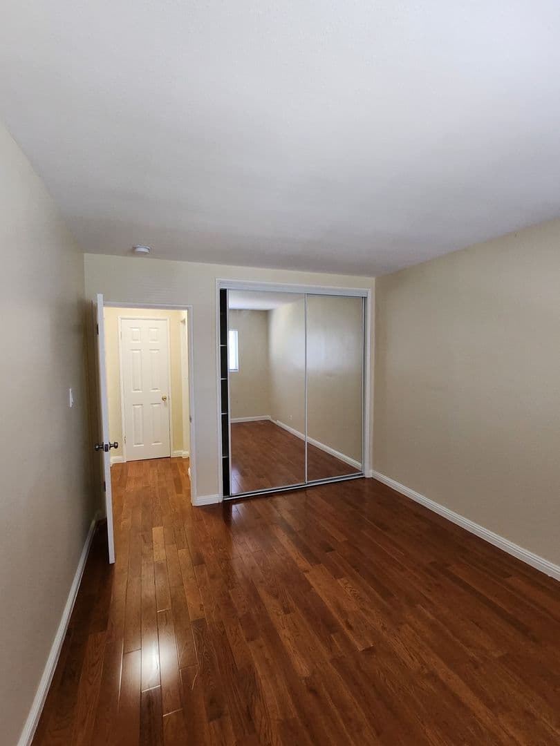 Los Angeles Apartment: 654 N. Commonwealth
